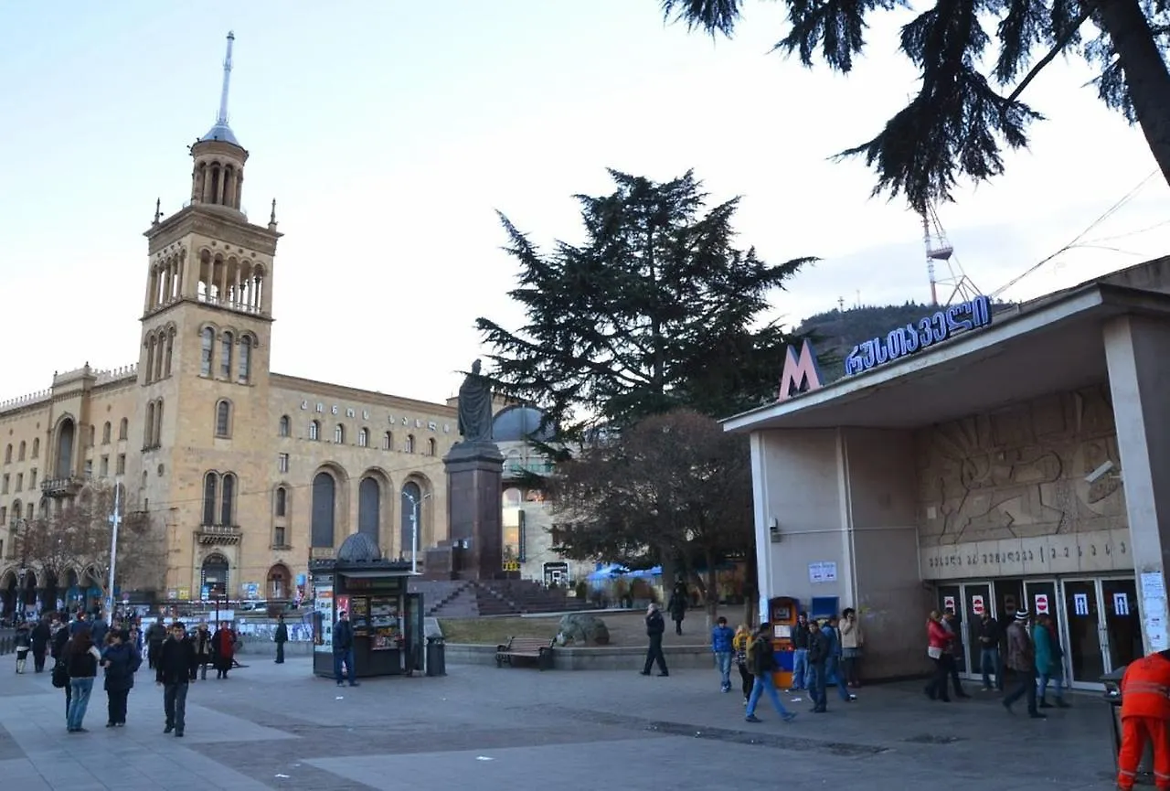 Tourist Heaven - Rustaveli Mcdonald'S Apartment Tbiliszi 0*,